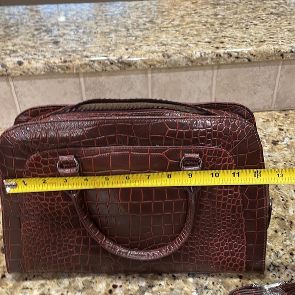 Beautiful Croc embossed genuine leather purse.  OS - Picture 9 of 11